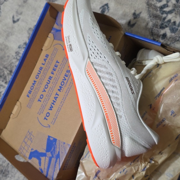 BROOKS ADRENALINE GTS 24 SHOES - Picture 10 of 12